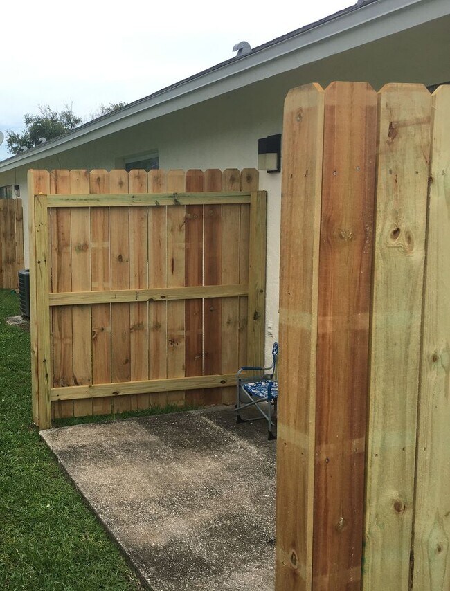 Building Photo - Vero Beach 2 Bedroom 1 Bath