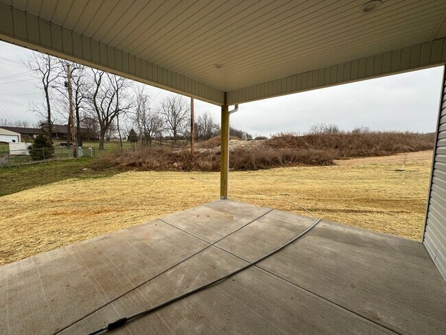 Building Photo - Newer 4 Bedrooms/2 Baths/Oversized 2 Car Garage Home Coming Available!