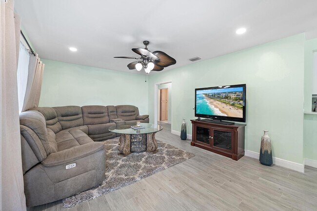 Building Photo - 135 E 28th St