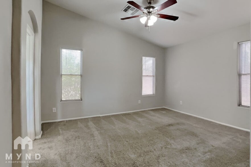 Building Photo - 714 E Lovegrass Dr