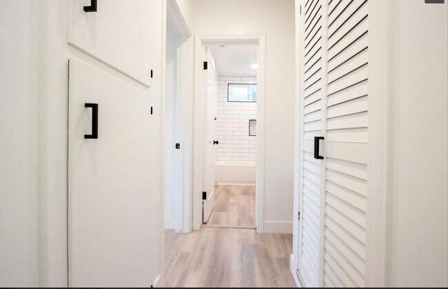 Building Photo - Stunning 1-bed unit with washer/dryer just completed!