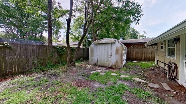 Building Photo - Tiny House Big Yard