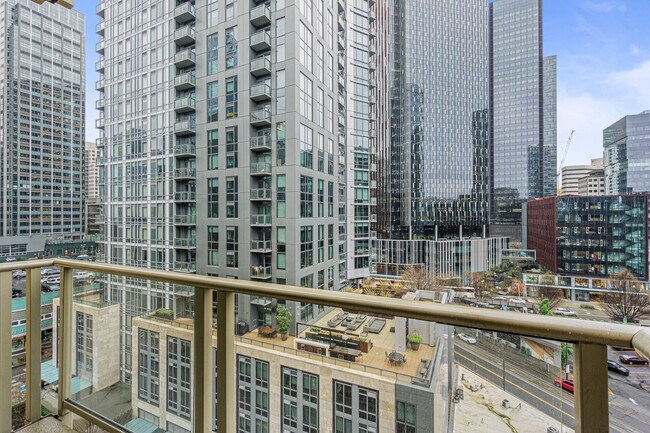 Building Photo - 900 Lenora St