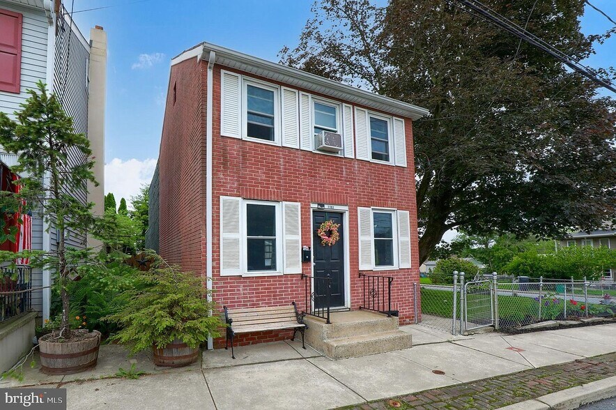 Front Entrance - 1102 Lancaster Ave