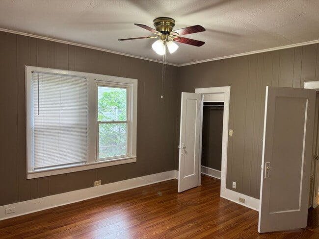 Building Photo - 2-bed/1-bath Downstairs unit!