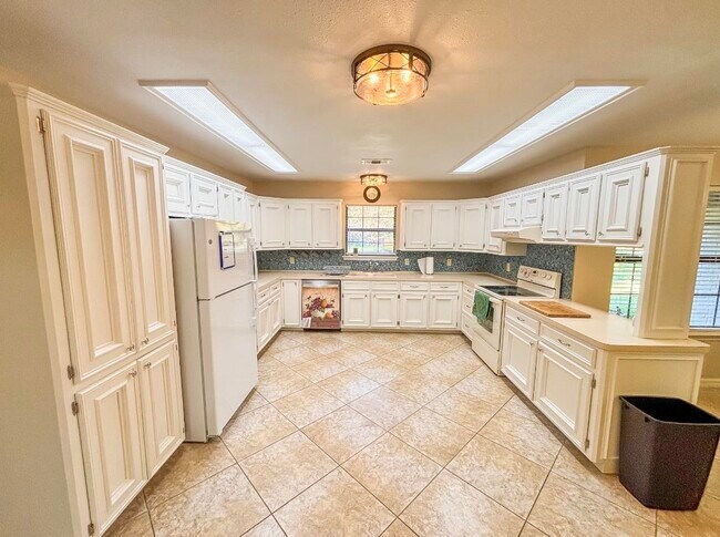 Building Photo - 105 Bluebird Cir