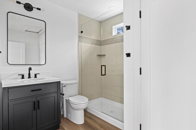 Building Photo - 609 E 5th St