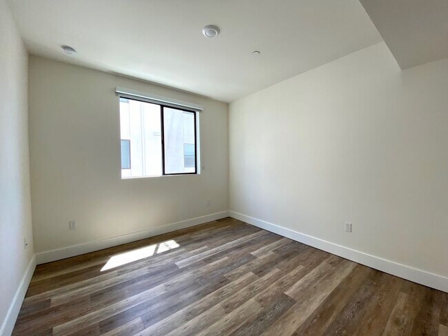 Building Photo - 5727 La Mirada Ave
