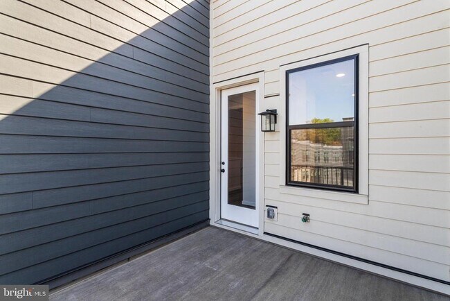 Building Photo - 133 Warburton St