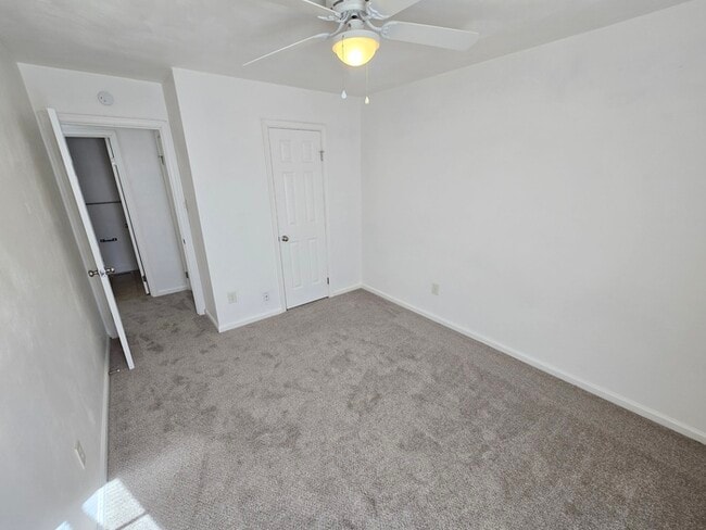 Building Photo - STUNNING TWO STORY 3 BEDROOM/ 2.5 BATH TOW...