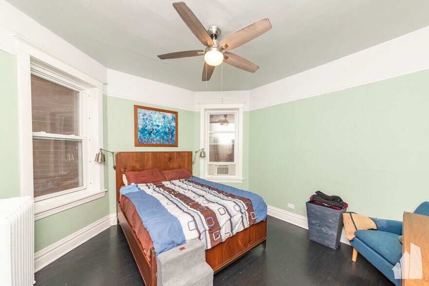 Building Photo - 842 W Waveland Ave