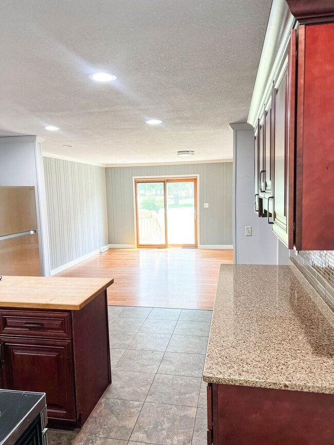 Building Photo - FOR RENT SAINT JOE-MOVE IN READY