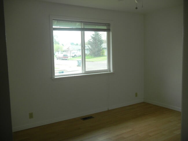 Building Photo - 2 Bedroom Duplex in Churchill Neighborhood