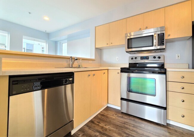 Building Photo - Everett Condo at Nautica Soundview 2 bed/2...