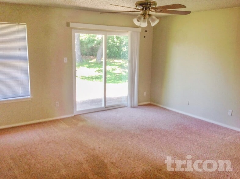 Building Photo - 1721 Oak Tree Dr