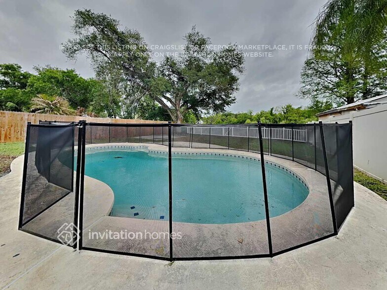 Building Photo - 2121 Redleaf Dr