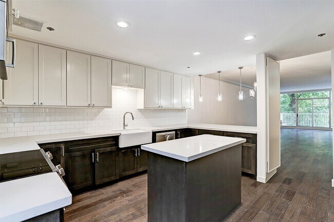 Building Photo - 121 N Post Oak Ln