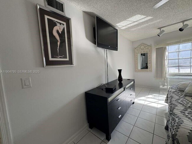 Building Photo - 6253 Bay Club Dr