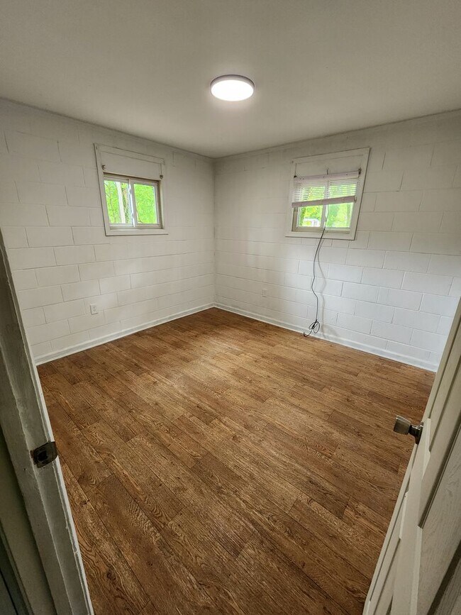 Building Photo - 2 bedroom, 1 bath available for rent!