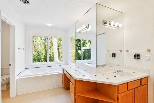 Building Photo - Elegant & Serene 3-Bedroom, 2 Bathroom Home Retreat in Desirable Arnold Creek