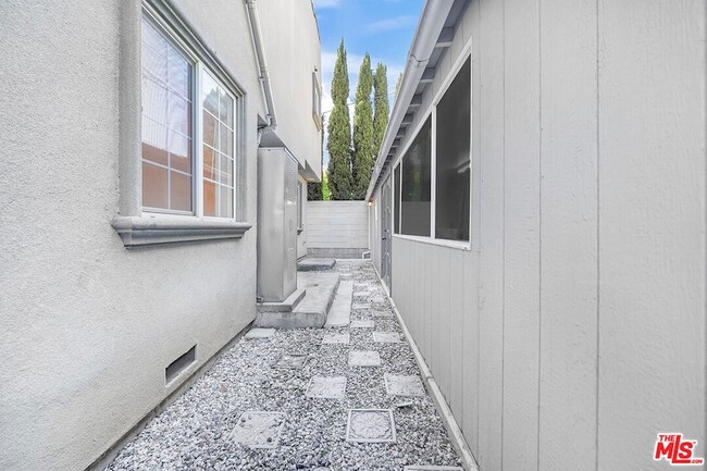 Building Photo - 741 N Las Palmas Ave