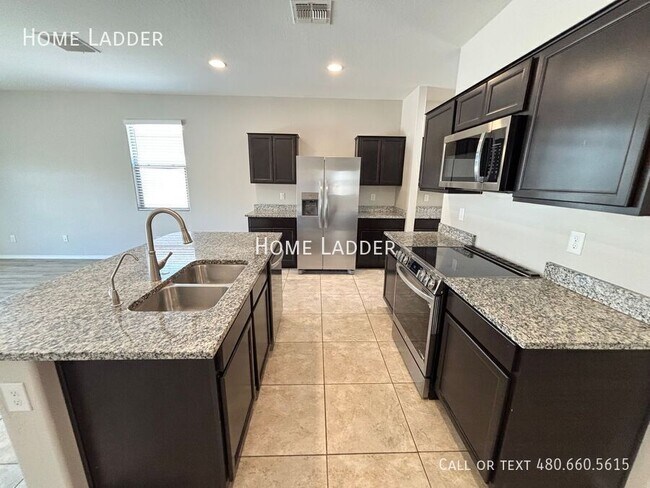 Building Photo - 10453 E Cliffrose Ln