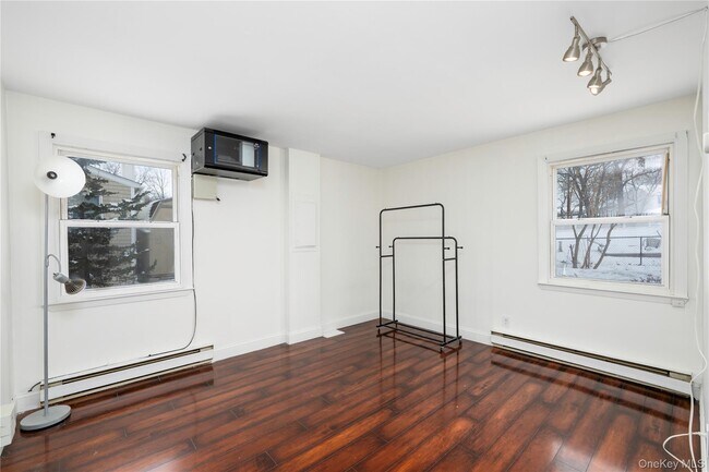 Building Photo - 74 Lakeshore Dr E