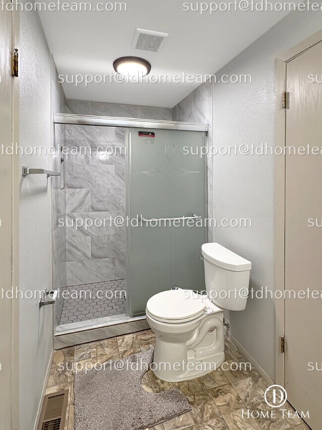 Building Photo - "Spacious 4-Bed Oasis with Granite Touches & Finished Basement in Renton!"