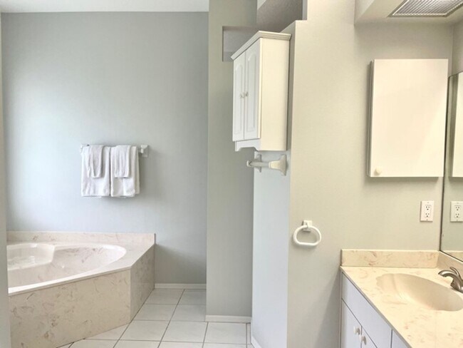 Building Photo - ANNUAL/FURNISHED HOME WITH LARGE LANAI - S...