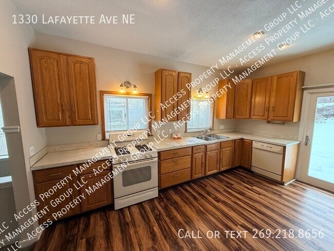Building Photo - 1330 Lafayette Ave NE