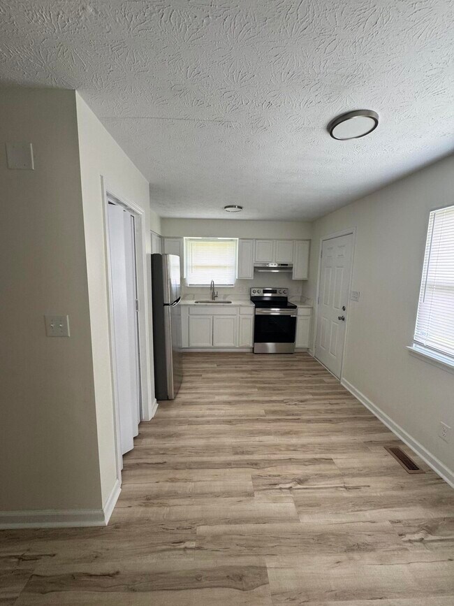 Building Photo - 425 Patrician Pl