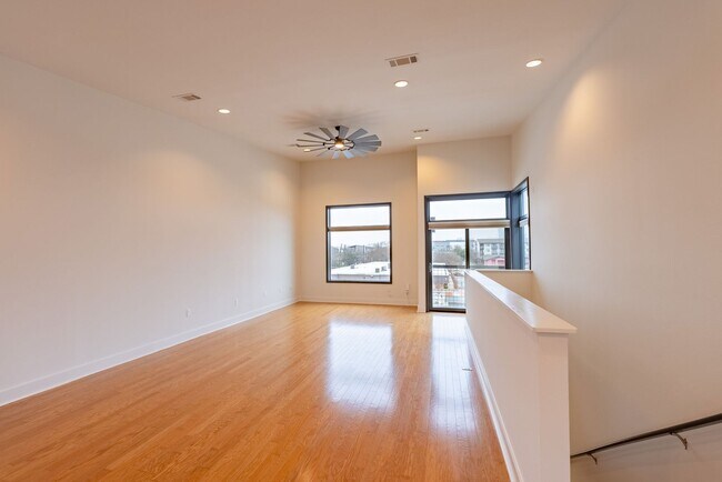 Building Photo - Beautiful South Lamar 2 bed 2 bath Condo!