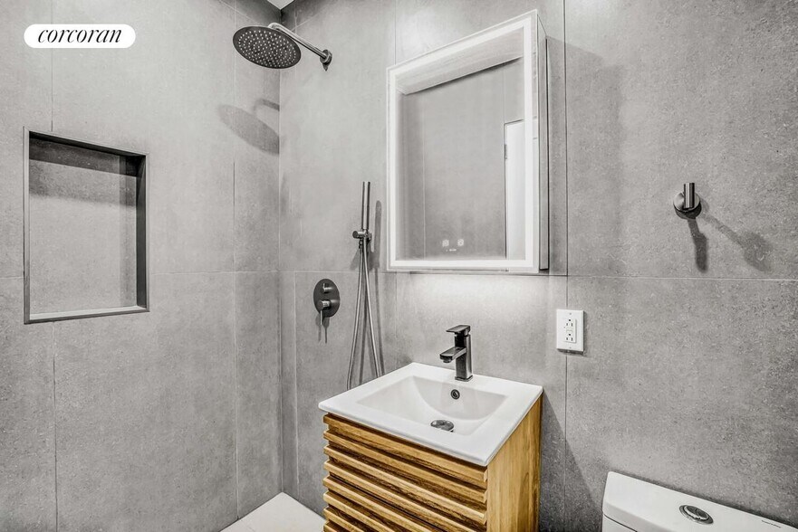 Building Photo - 315 E 95th St