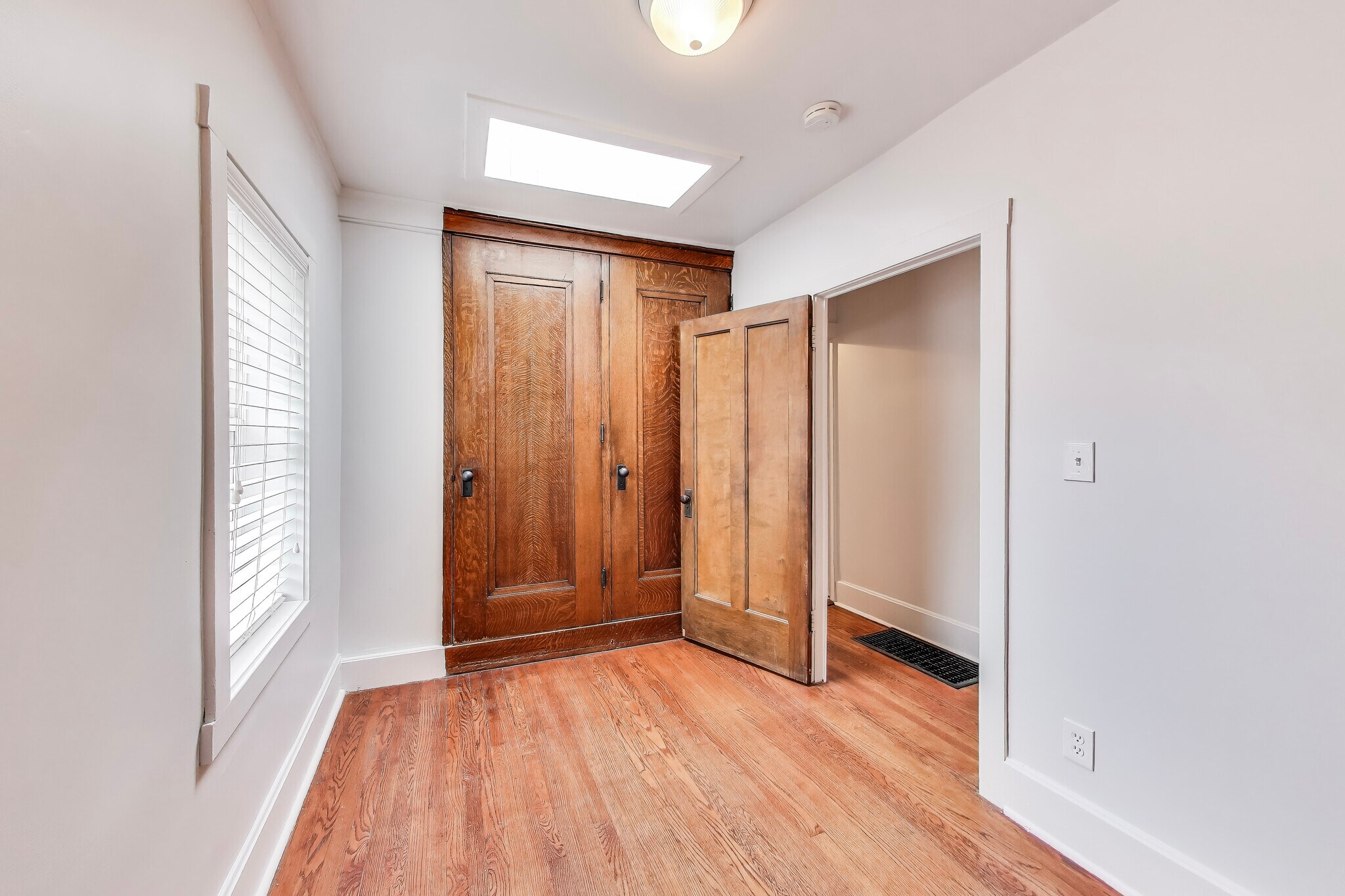 Building Photo - 1424 Lake St