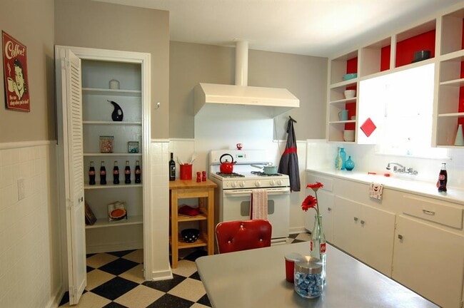 Building Photo - 409 W Croslin St