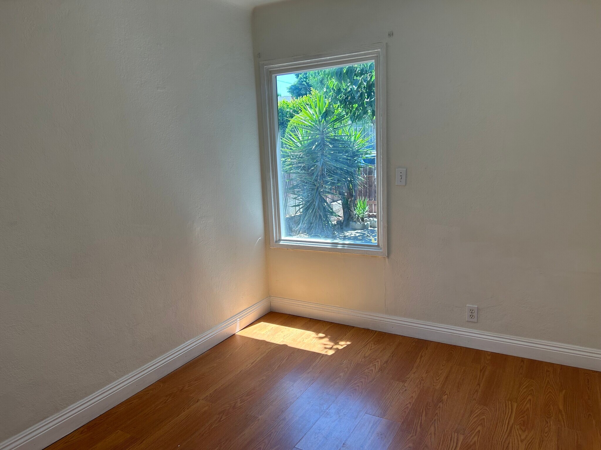 Building Photo - 245 W Elm Ave