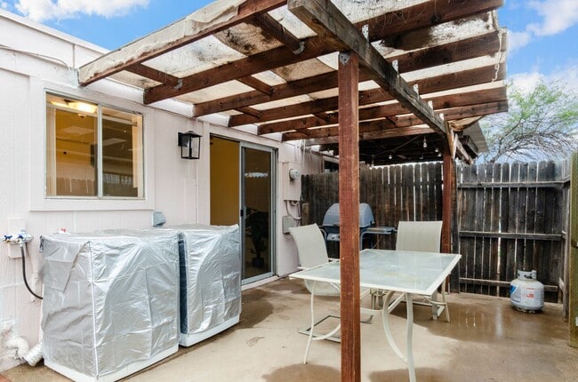 Building Photo - Centrally located 1 bedroom, 1 bath with bonus Den in a duplex, SW side of Swan & Grant.