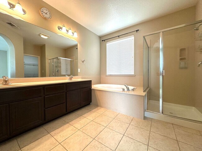 Building Photo - Spacious Home in Prime Turlock Location