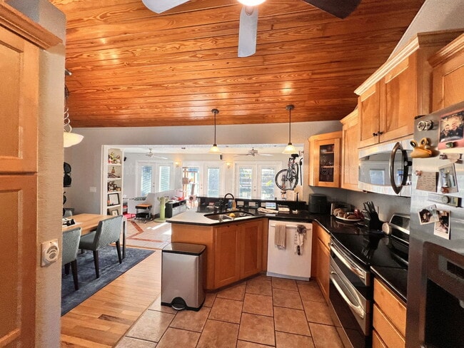 Building Photo - 750 Royal Palm Ct