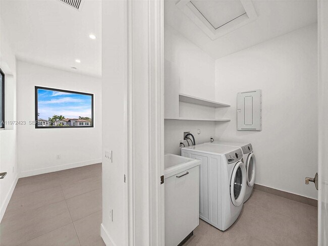 Building Photo - 5718 Ashwood Cir