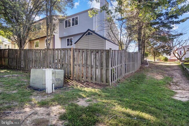 Building Photo - Conveniently Located Townhouse with Versatile Living Spaces
