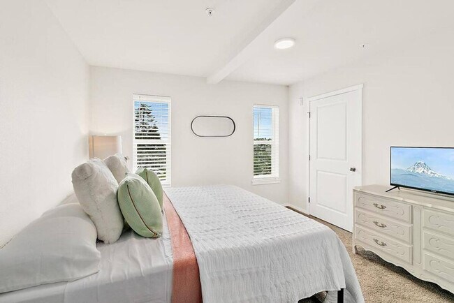 Building Photo - 704 E Wright Ave