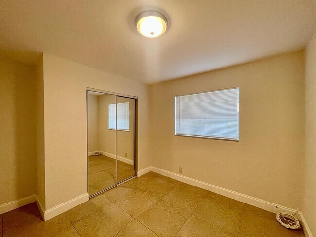 Building Photo - 601 NE 29th Dr