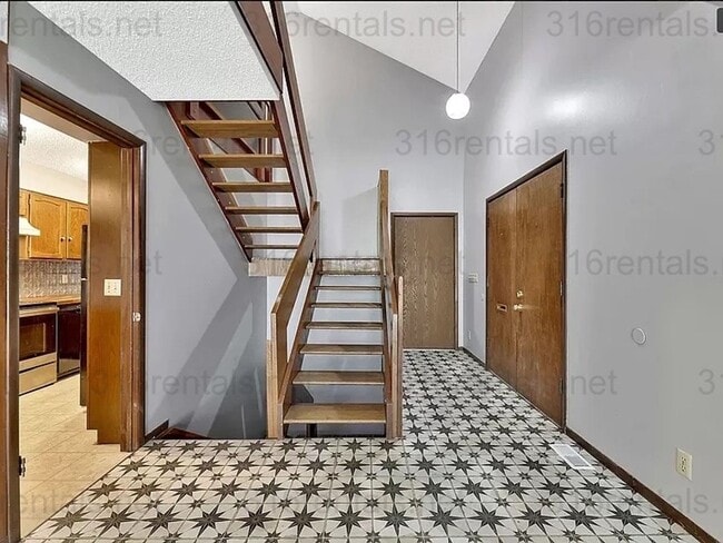 Building Photo - $1545 - 2 bed 2 bath - Duplex located in R...
