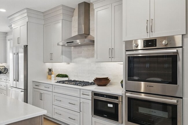 Building Photo - Luxurious, Fully Furnished Townhome       ...