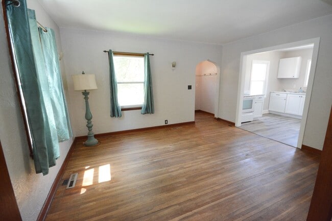 Building Photo - Beautiful Family Home Near Downtown And Al...