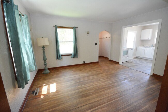 Building Photo - Close to Downtown Location with Fenced Yard