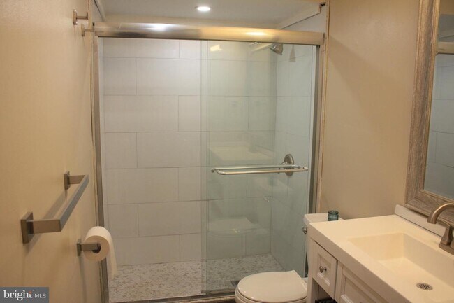 Building Photo - 115 E Kings Hwy