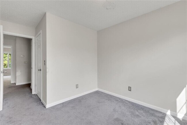 Building Photo - 6300 Hickory Ln Cir