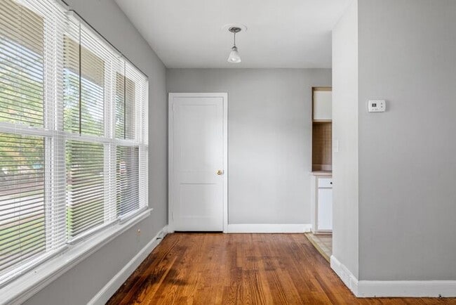 Building Photo - Adorable Duplex in the UNCG Area, Hardwood...